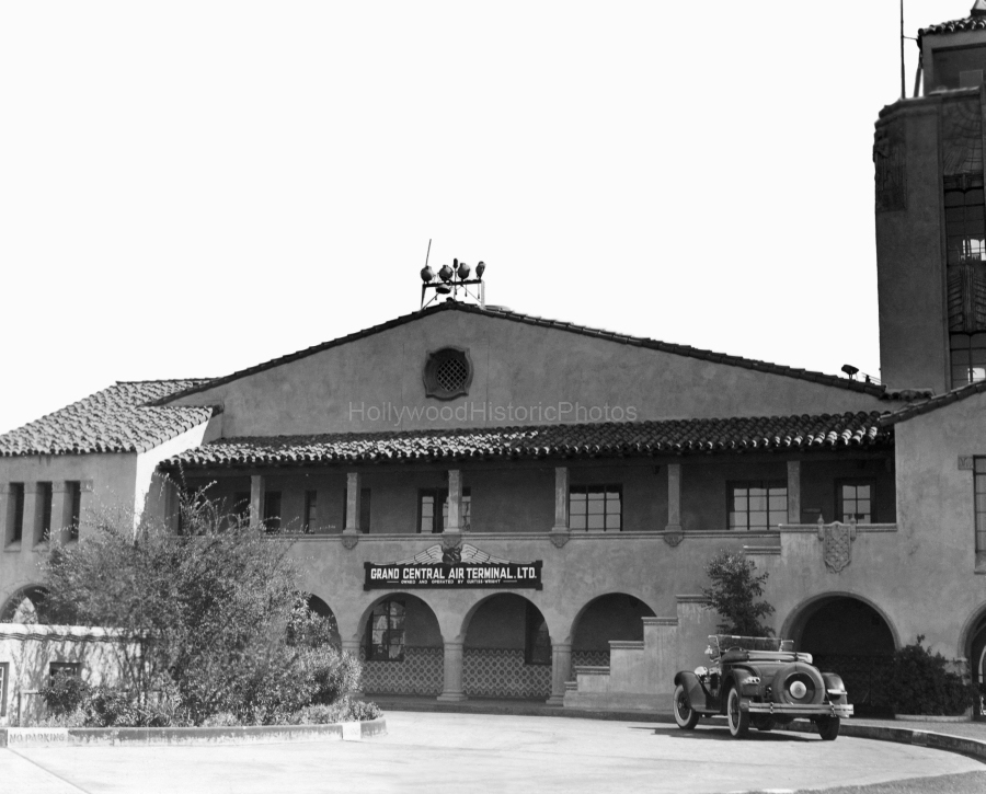 Grand Central Air Terminal 1937 2 1310 Air Way Glendale wm.jpg